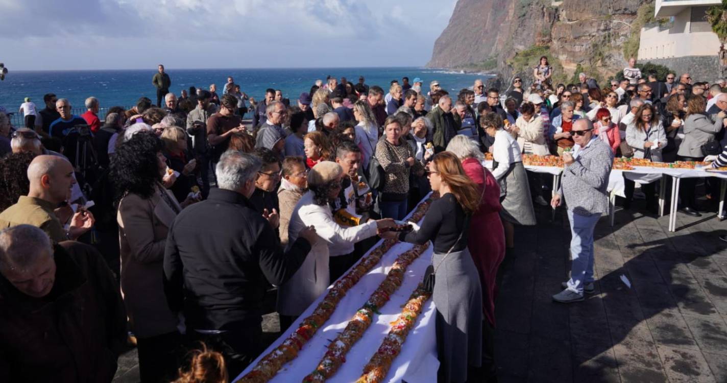 Mega bolo-rei reúne centenas em Câmara de Lobos