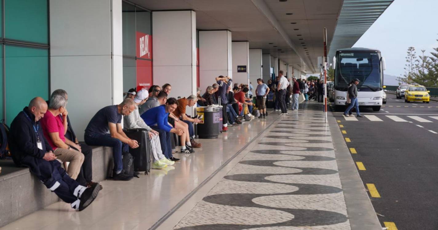 Subida aos embarques no aeroporto vedada aos passageiros