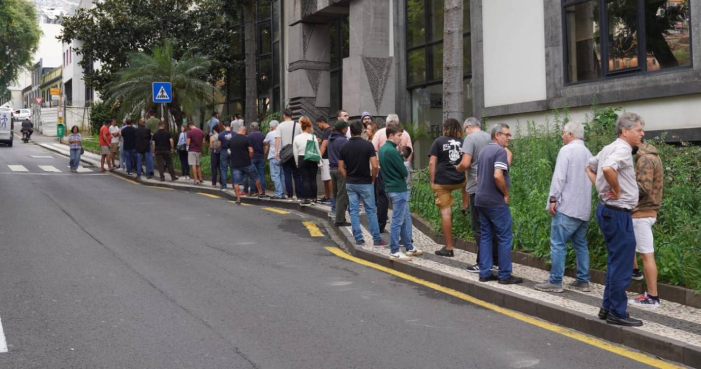 Centenas formam fila para o leilão da PSP