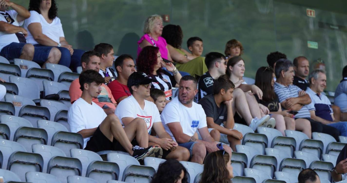 I Liga: Boa moldura humana para assistir ao Nacional x Farense (com fotos)