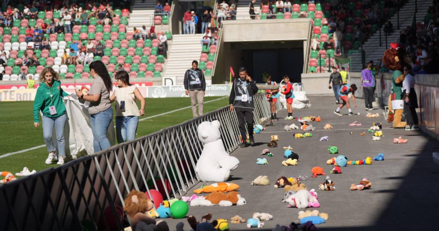 Chuva de peluches registada no intervalo do Marítimo - Penafiel (com fotos)