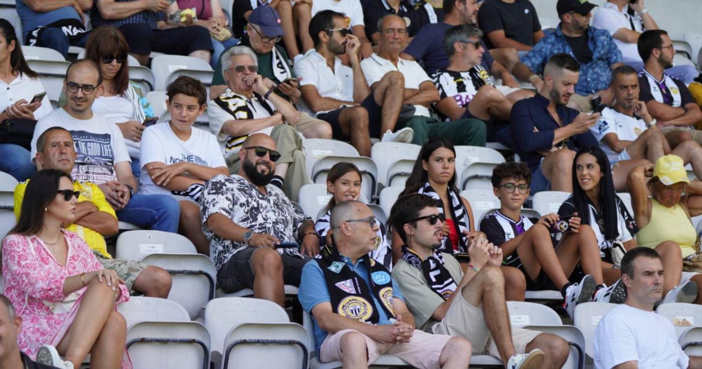 I Liga: Boa moldura humana para assistir ao Nacional x Farense (com fotos)