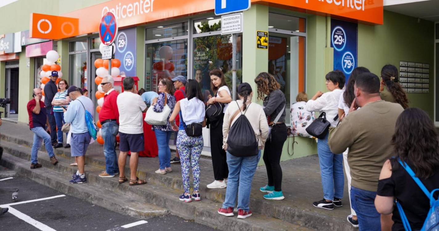 Clientes fazem fila à porta da nova Opticenter em São Martinho para ganhar óculos gratuitos