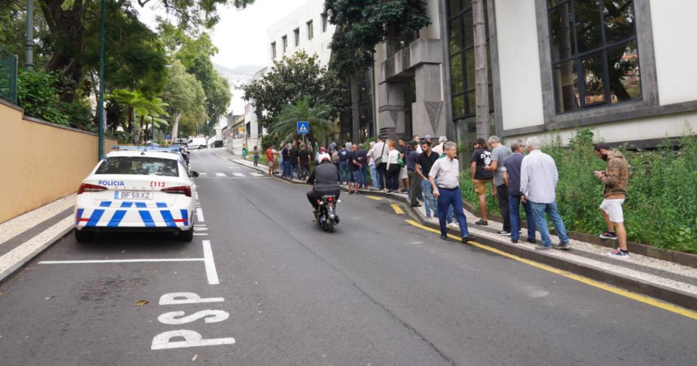 Centenas formam fila para o leilão da PSP