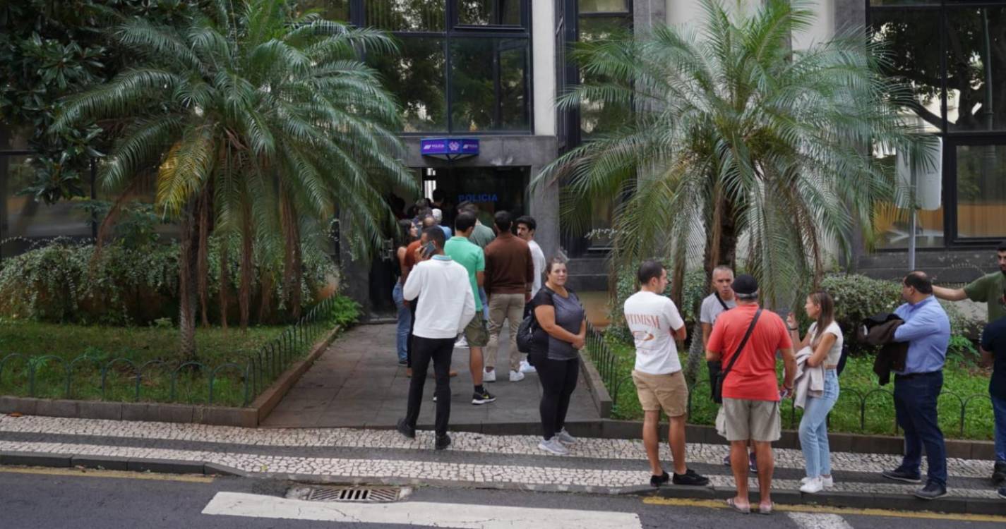 Centenas formam fila para o leilão da PSP