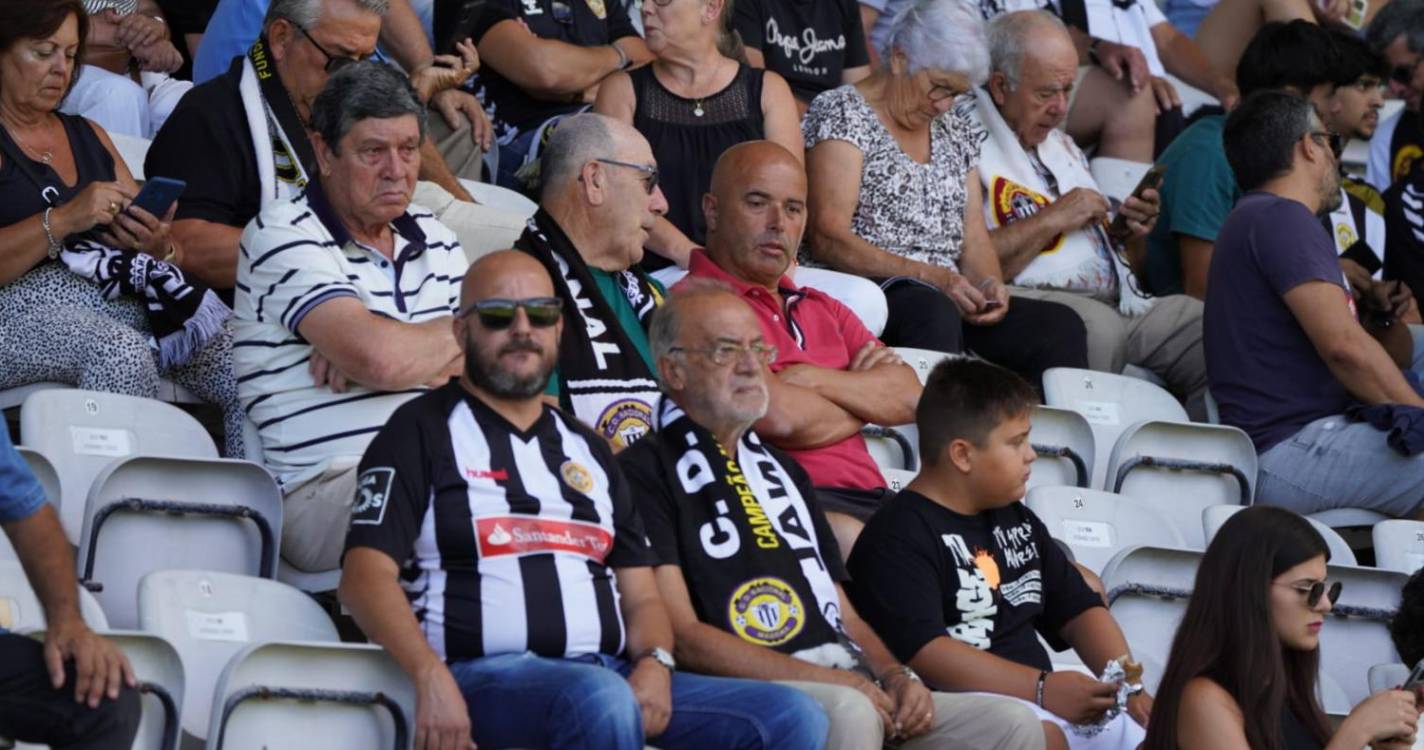 I Liga: Boa moldura humana para assistir ao Nacional x Farense (com fotos)