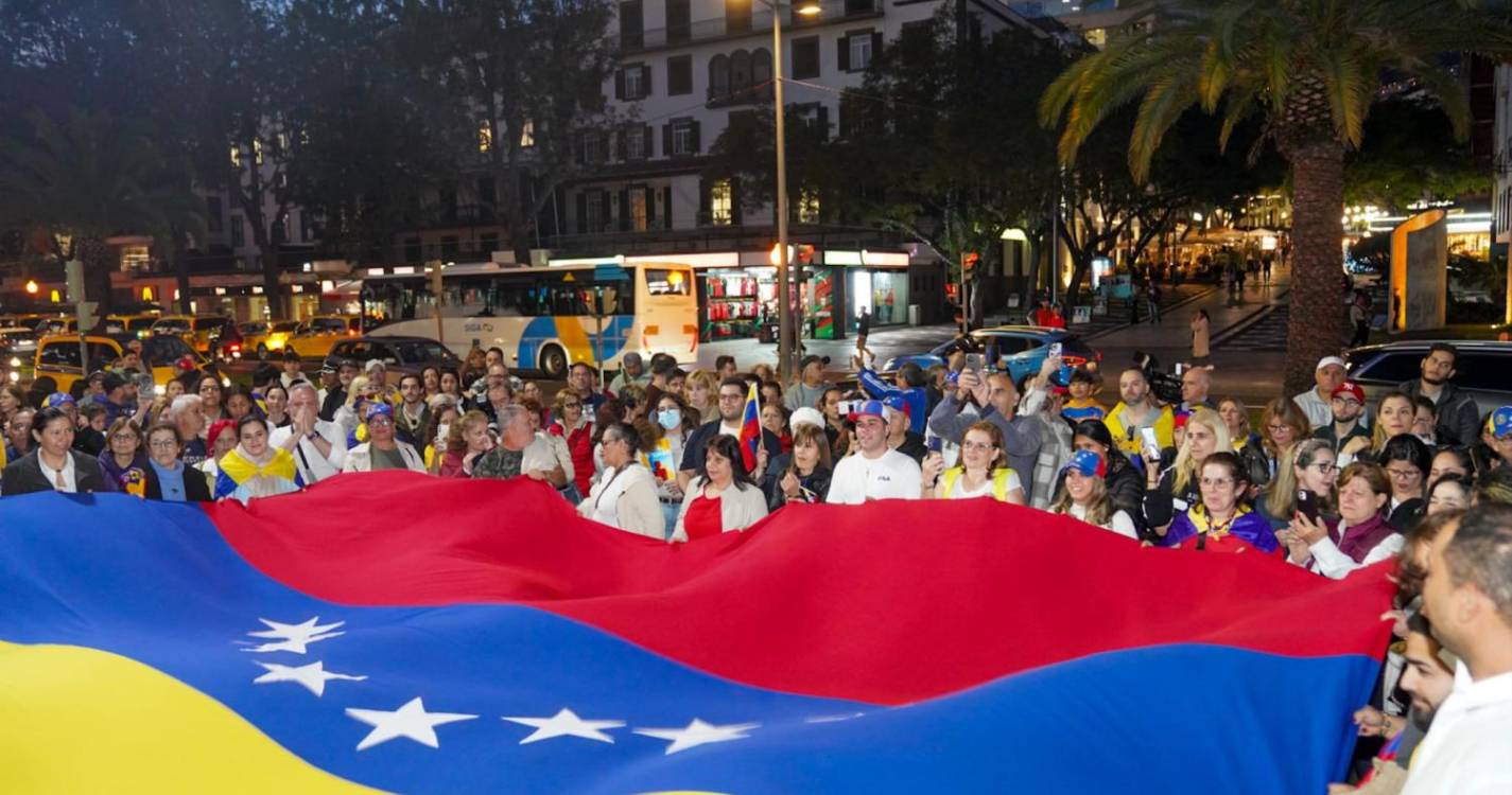 Duas centenas de pessoas pedem liberdade para a Venezuela na Praça do Povo