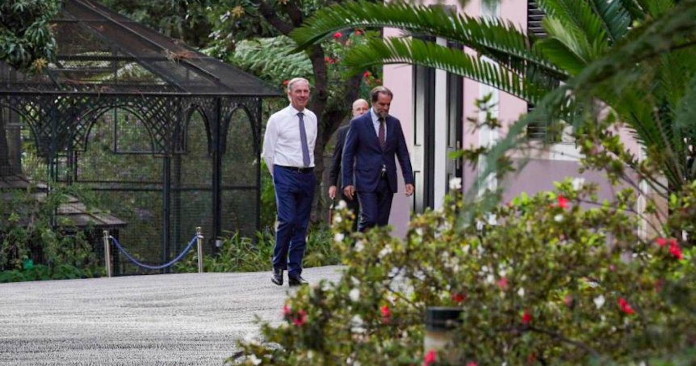 Miguel Albuquerque visto em passeio na rua, mas sem Jaime Filipe Ramos