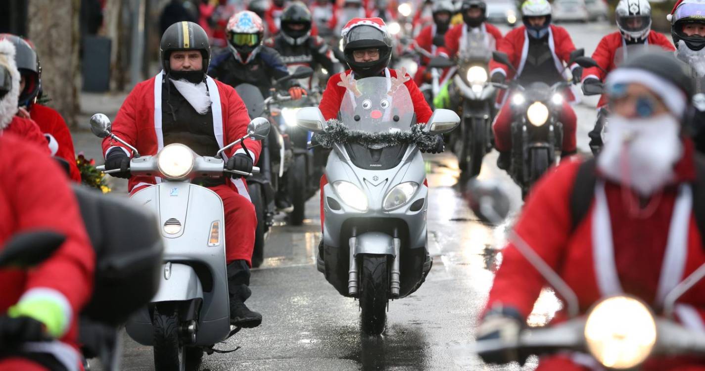 Motociclistas vestidos com fatos de Pai Natal levam presentes a crianças com deficiência (com fotos)