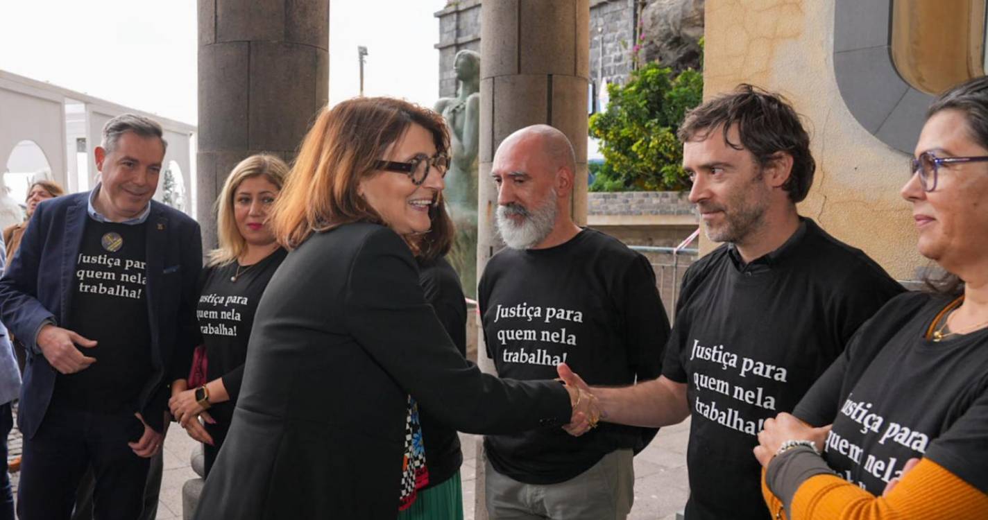 Funcionários judiciais reforçam reivindicações à chegada da ministra ao tribunal da Ponta do Sol