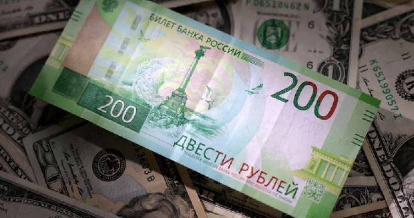 Rublo cai face ao dólar para nível mais baixo desde março de 2022