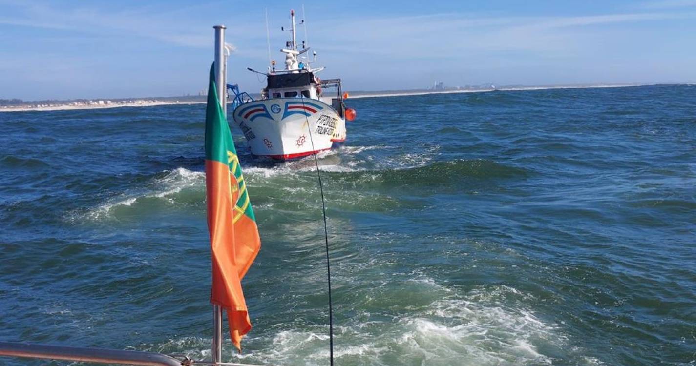 Marinha auxilia três tripulantes de veleiro ao largo do porto da Figueira da Foz