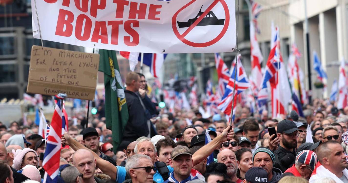 Manifestação de extrema-direita e contraprotesto antirracista mobilizam milhares em Londres