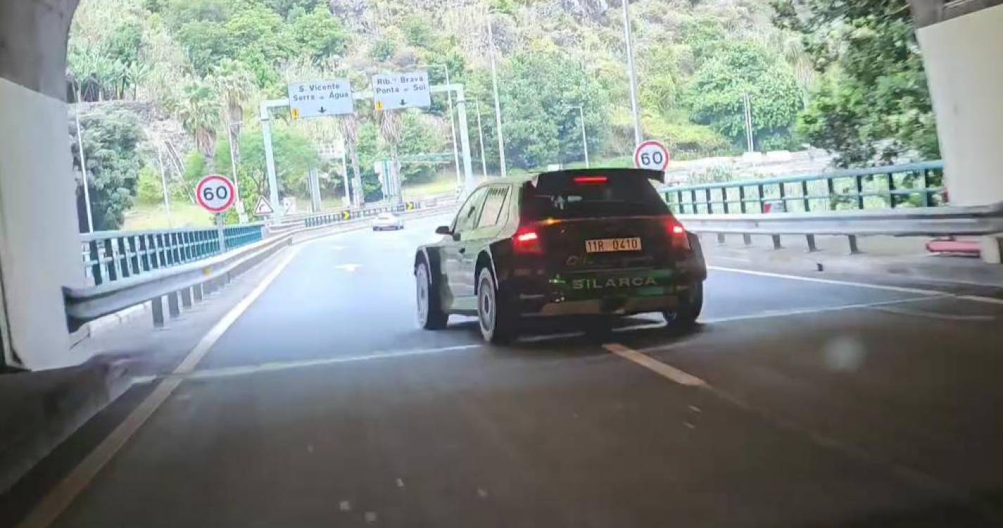 Manobras de aquecimento de piloto de rali surpreendem automobilistas em plena via rápida (com vídeo)