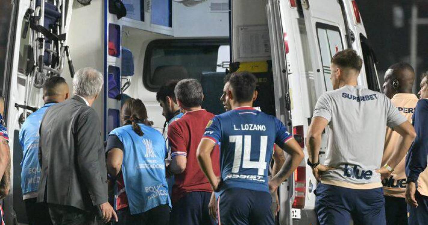 Morreu jogador de futebol uruguaio que desmaiou durante um jogo no Brasil