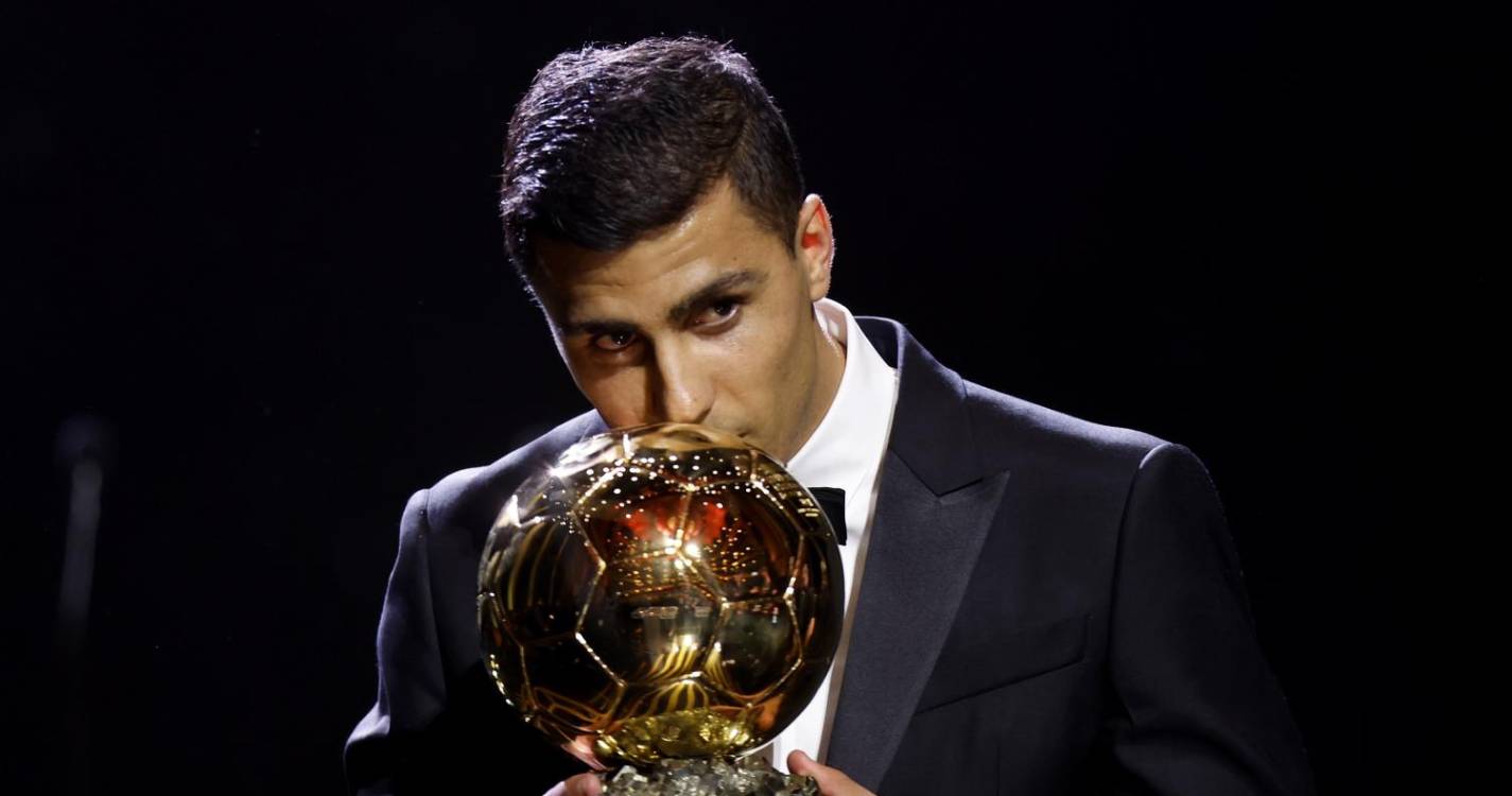 Rodri festeja a Bola de Ouro em noite espanhola, mas sem Real Madrid