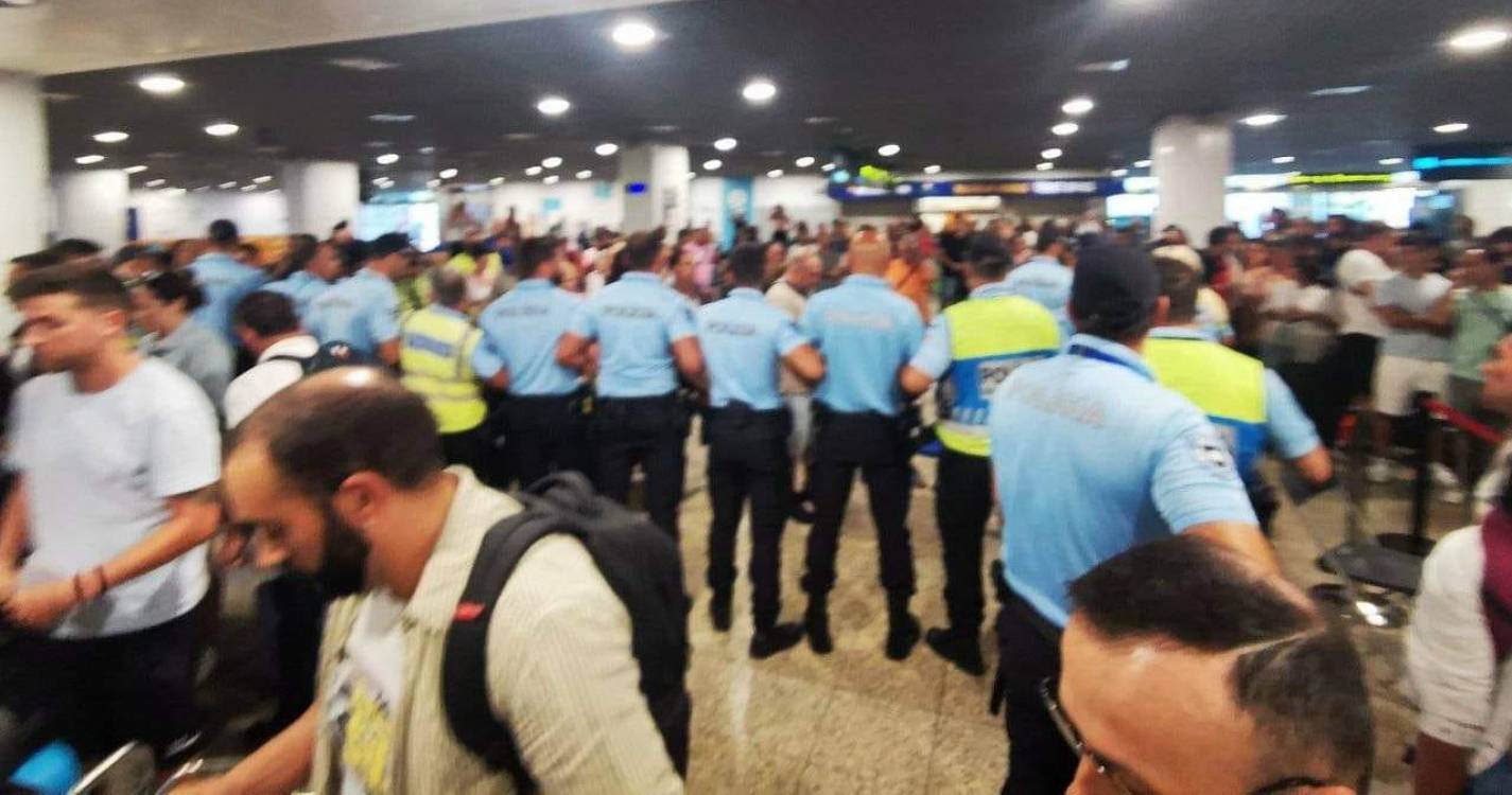 Passageiros revoltados obrigam polícia a intervir. Avião da Ryanair não ter aterrado gerou mais ira.