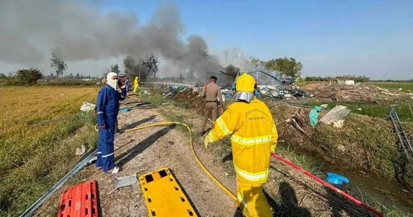 Pelo menos 18 mortos em explosão numa fábrica de pirotecnia na Tailândia