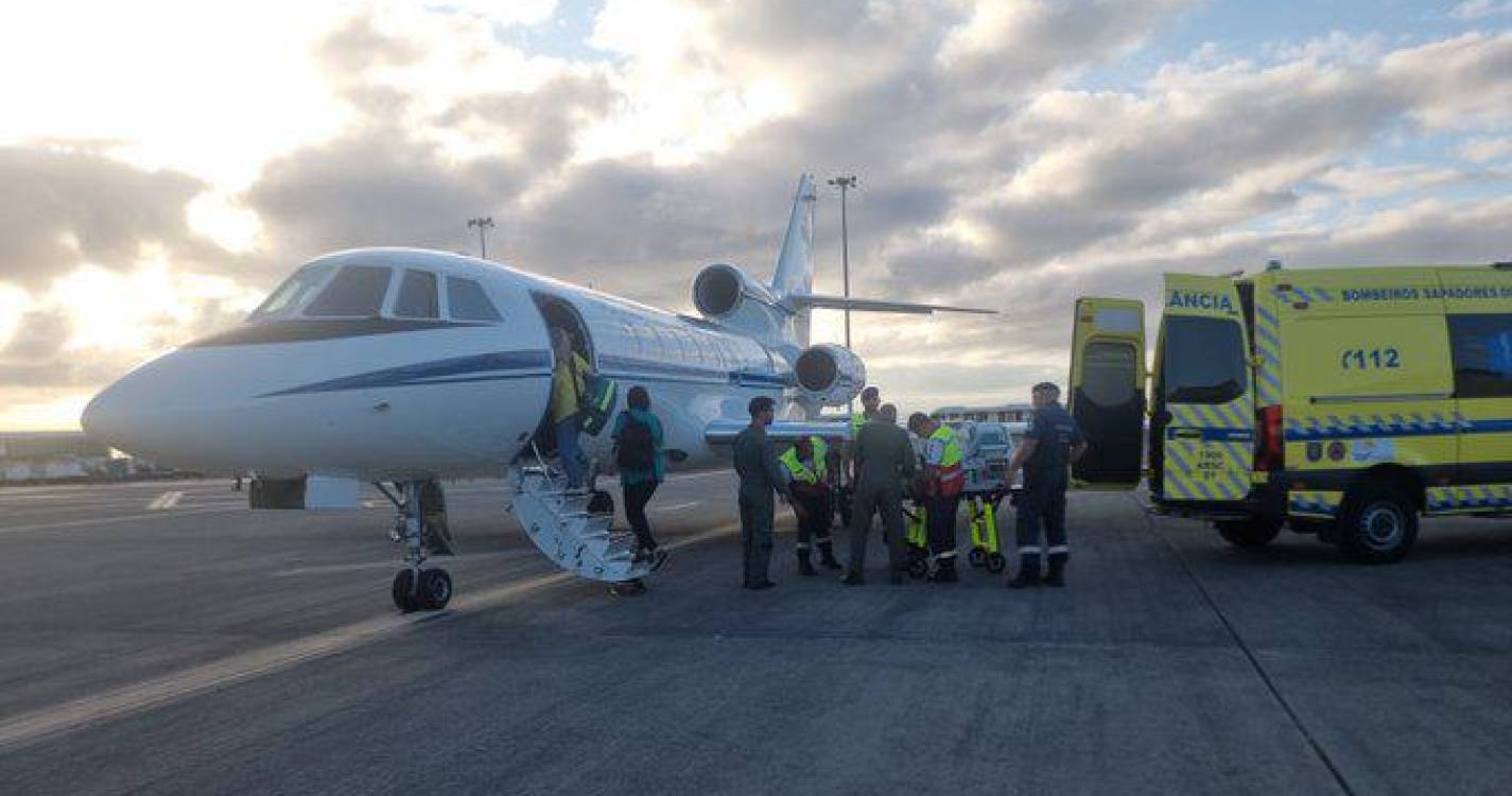 Recém-nascido transportado de urgência para o continente