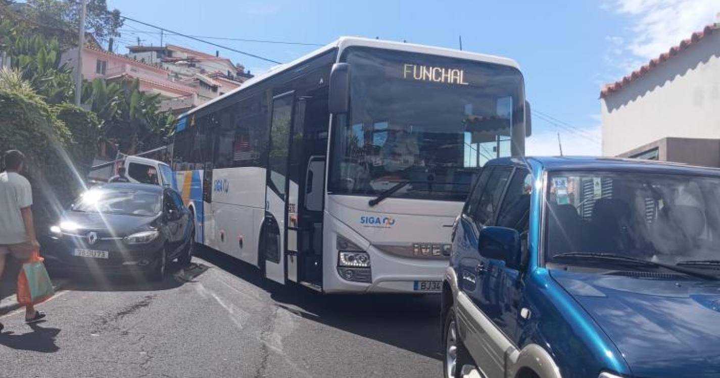 Autocarro ‘preso’ devido a estacionamentos irregulares