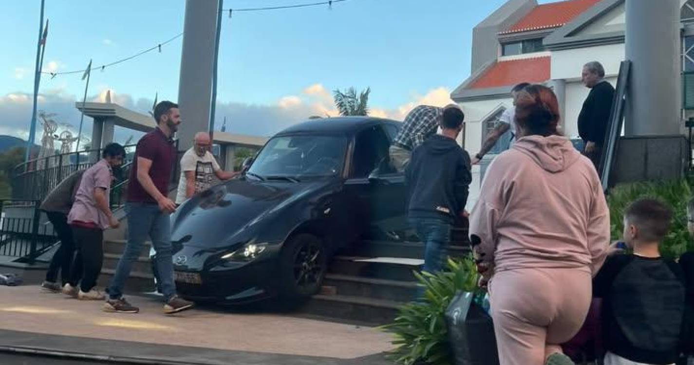 Carro cai e fica preso na escadaria da Igreja de Santo Amaro (com vídeo)