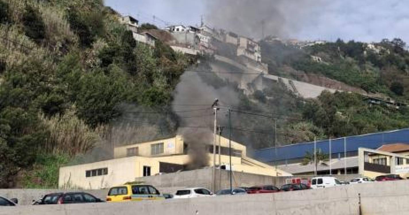 Incêndio em garagem no Funchal mobiliza duas corporações