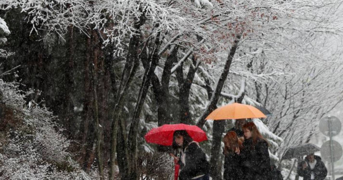 Forte nevão no norte de Inglaterra causa estragos nas estradas e corta eletricidade