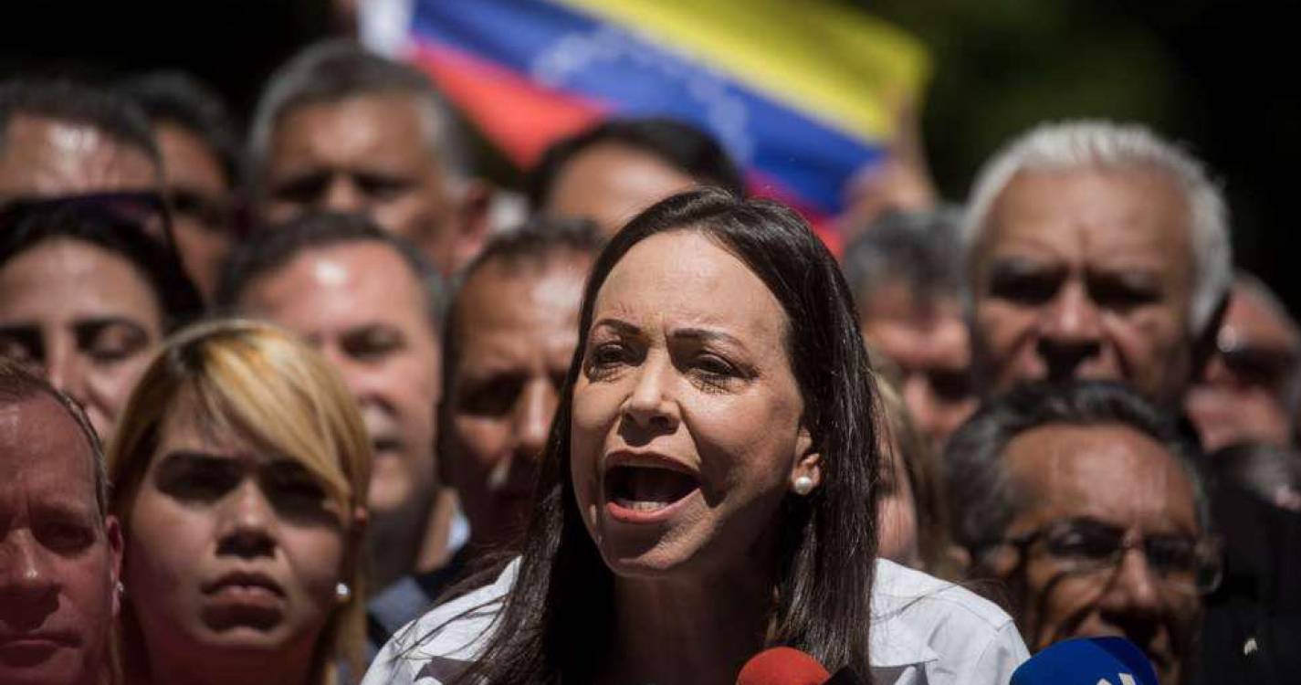 Venezuela: Líder da oposição anuncia que vai ficar no país para continuar “a luta”