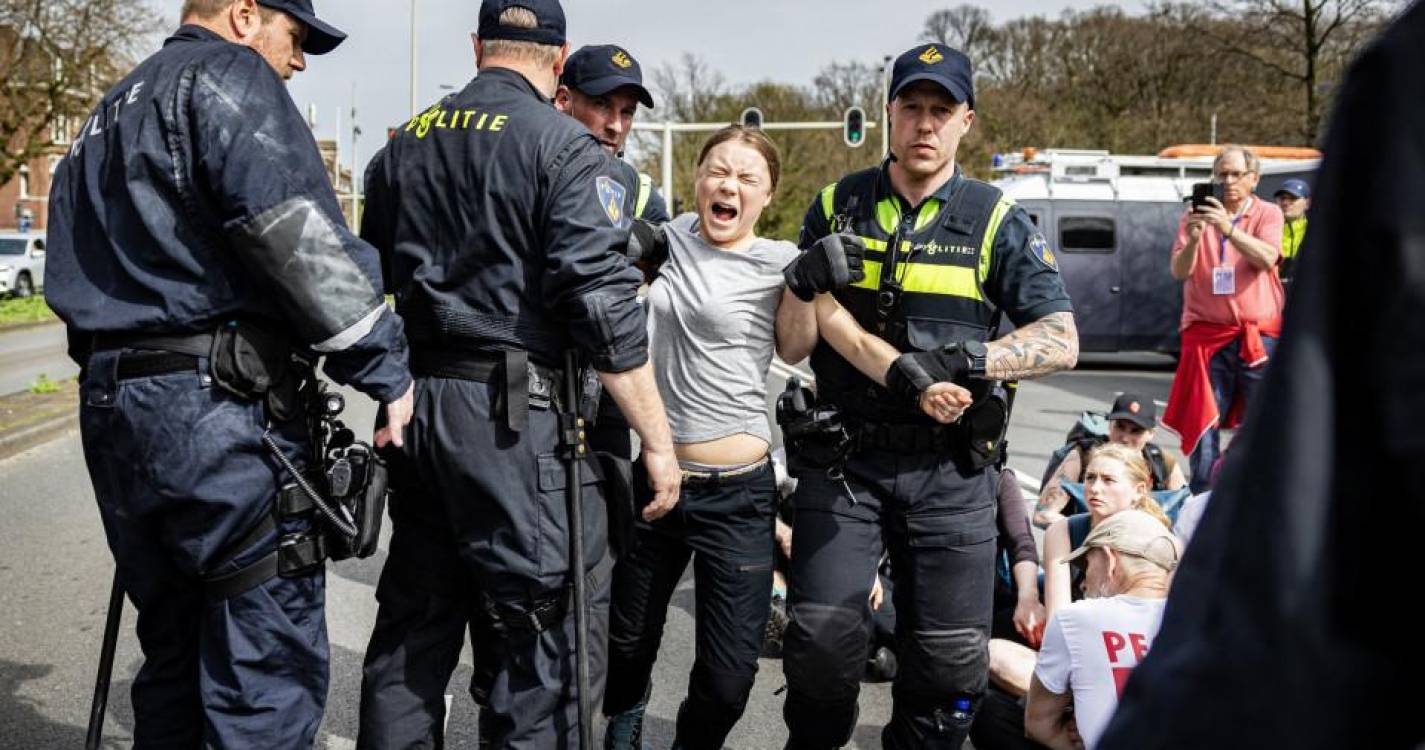 Ativista climática Greta Thunberg detida durante manifestação em Haia