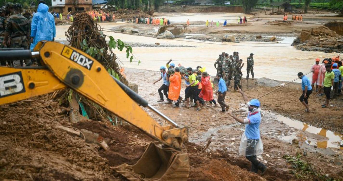 Pelo menos 122 mortos em aluimentos de terra no sul da Índia