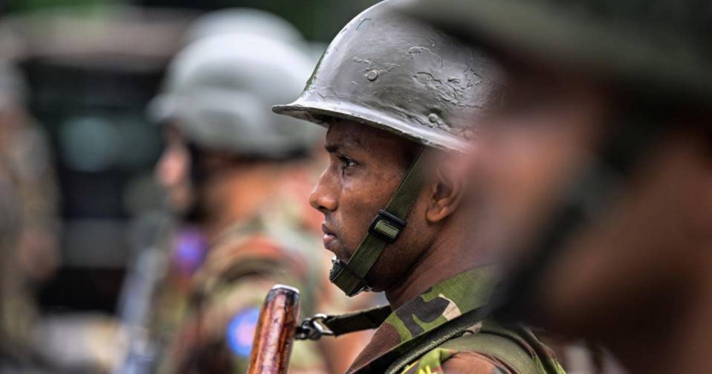 Feridos 300 polícias em confrontos com manifestantes no Bangladesh na 6.ª feira