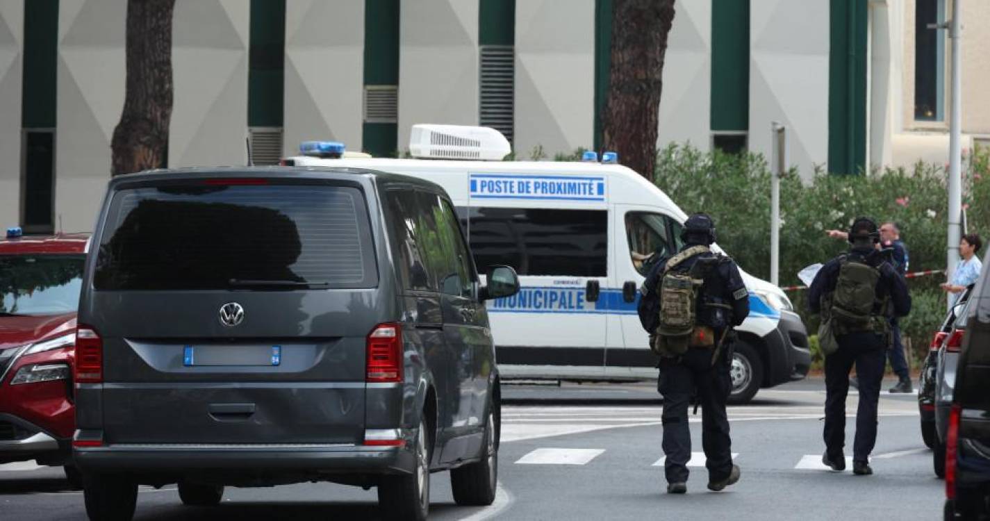 Videovigilância capta suspeito frente a sinagoga em França onde ocorreu explosão