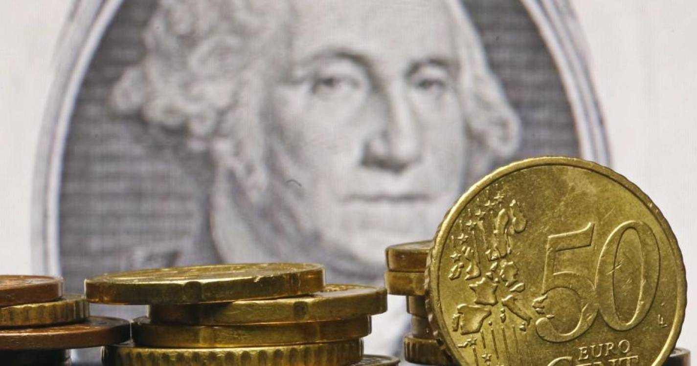 Euro cai e fica abaixo de 1,11 dólares