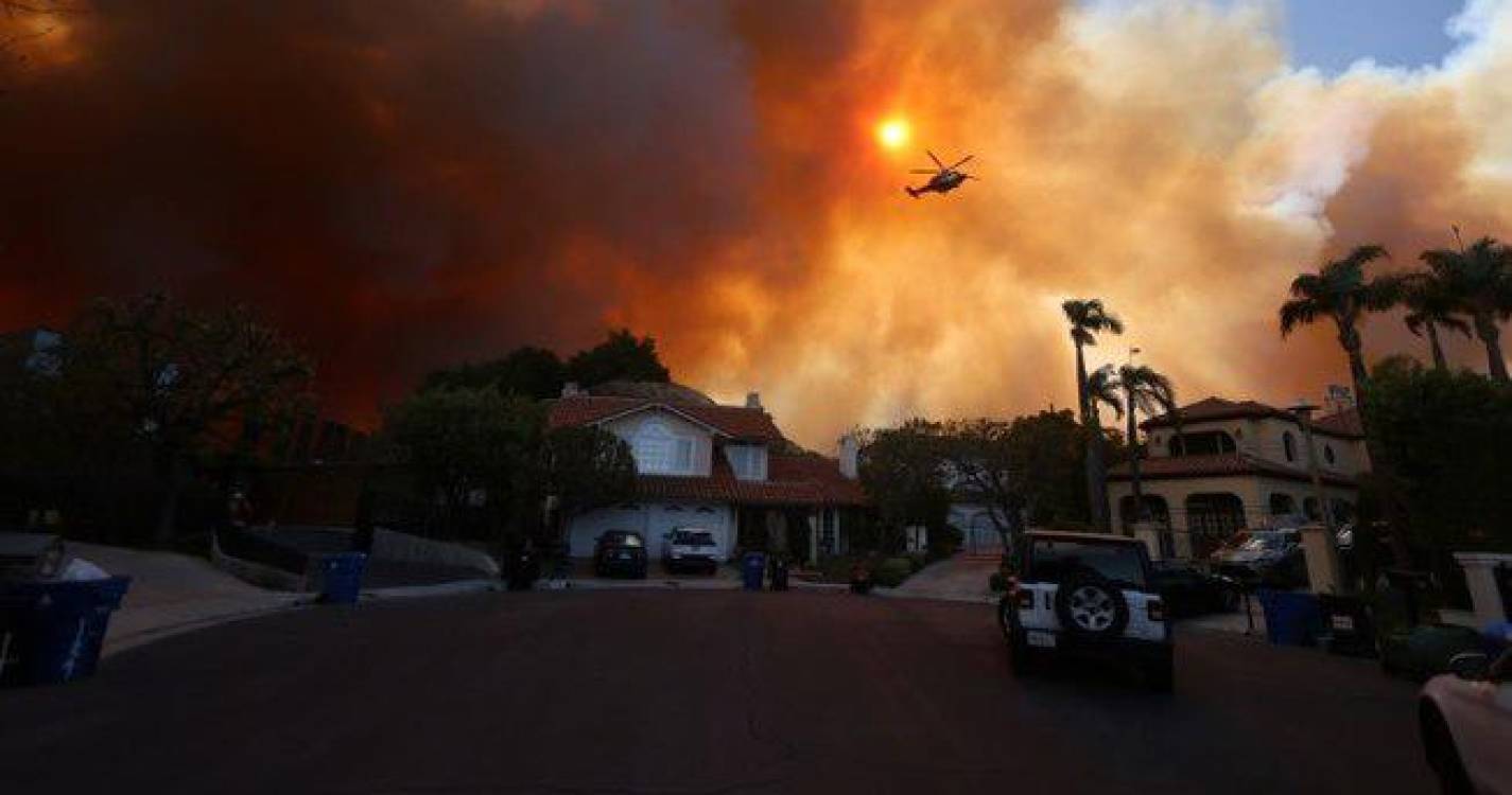 Incêndios em Los Angeles fazem pelo menos 2 mortos