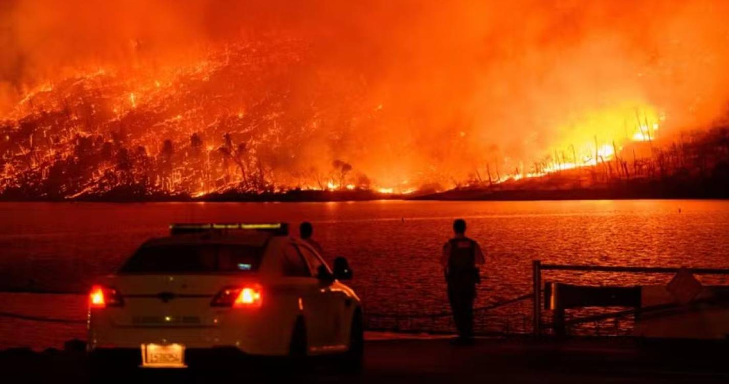 Milhares de pessoas retiradas devido a fortes incêndios em Los Angeles e Reno, Nevada