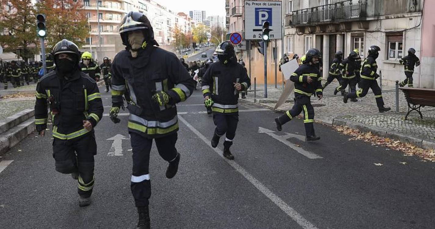 Governo e sindicatos dos bombeiros sapadores regressam hoje às negociações