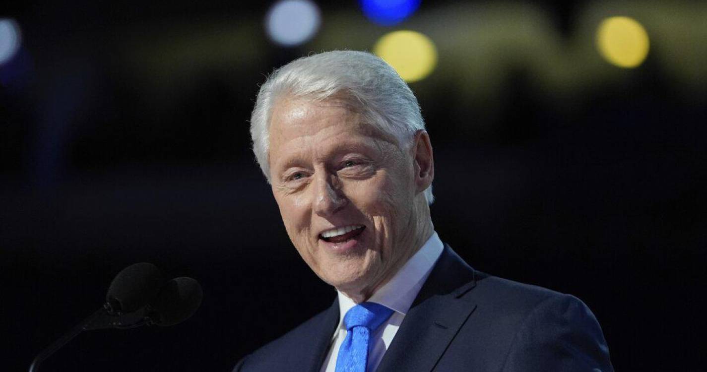 Ex-presidente dos EUA Bill Clinton hospitalizado com febre