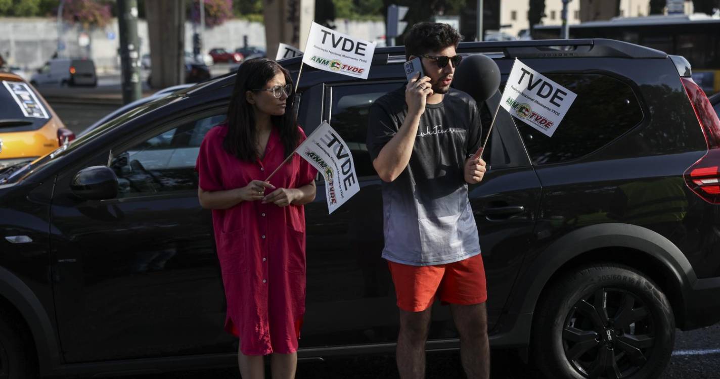 Motoristas e parceiros TVDE rumam ao parlamento em protesto (com fotos)