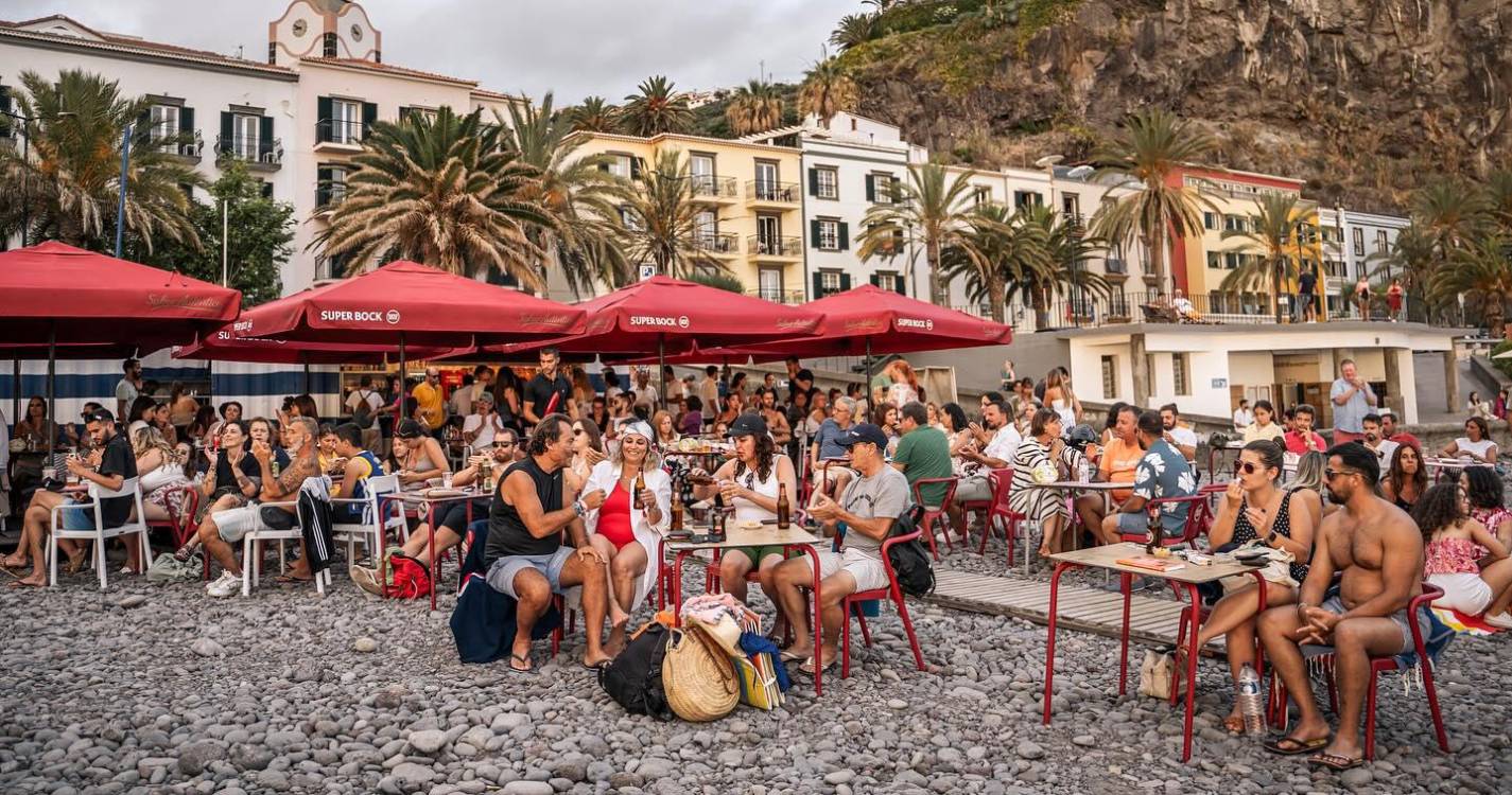 Ambiente relaxante na praia da Ponta do Sol (com fotos)