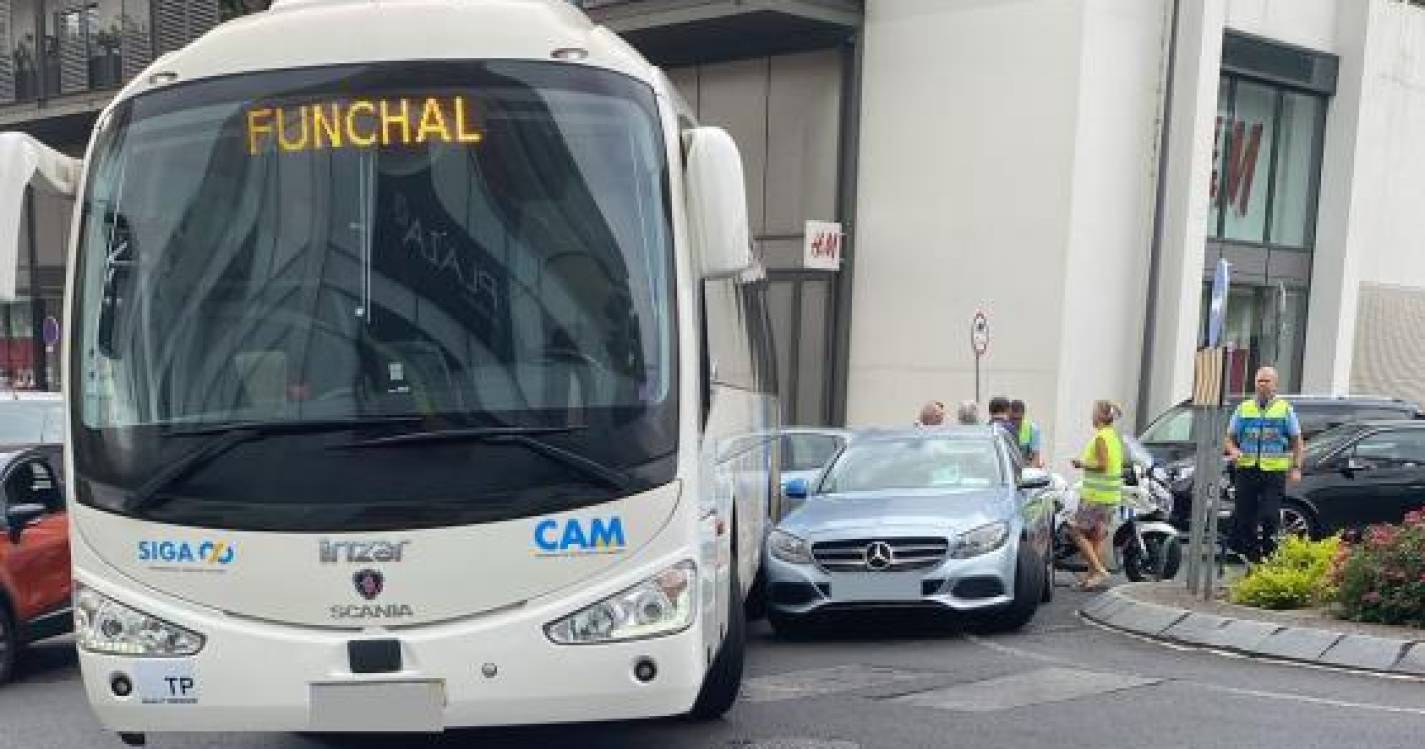 Autocarro e veículo ligeiro envolvidos em acidente junto ao Plaza (com fotos)