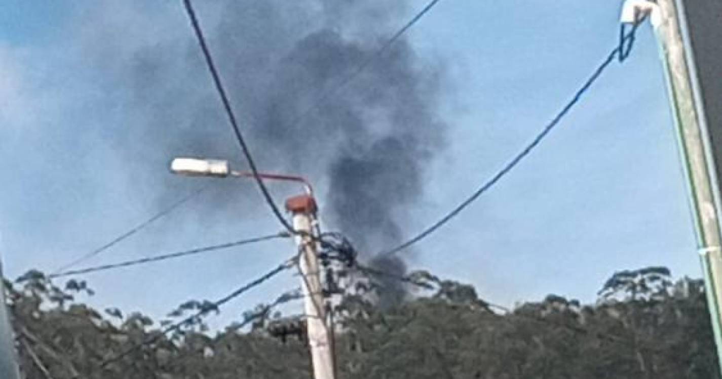 Viatura consumida pelo fogo em Santo António