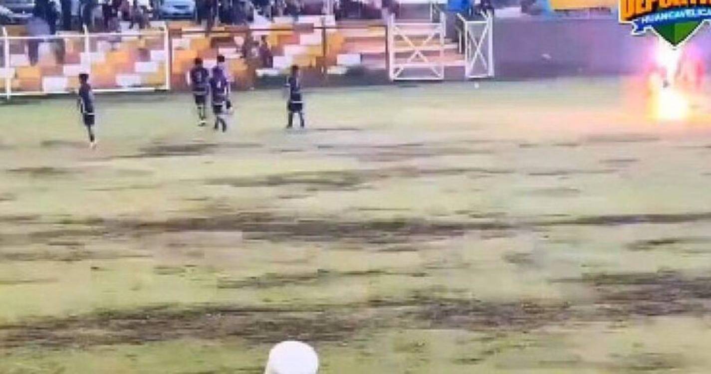 Jogador peruano morre em campo após ser atingido por raio (com vídeo)