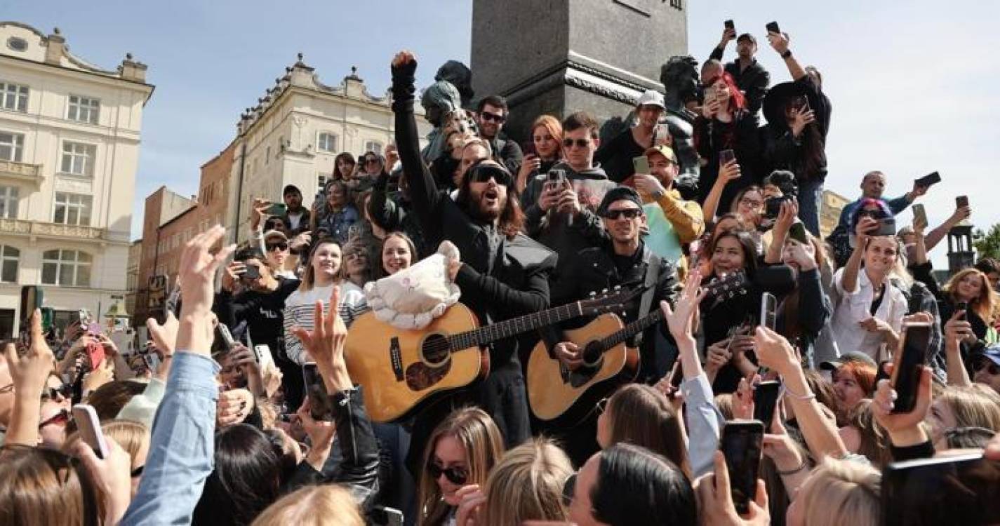 Jared Leto surpreende fãs com concerto inesperado nas ruas de Lisboa (com vídeos)