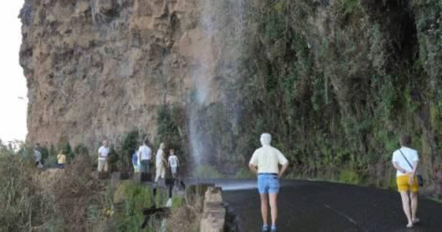 Desprendimento de pedras na Estrada dos Anjos ontem à tarde