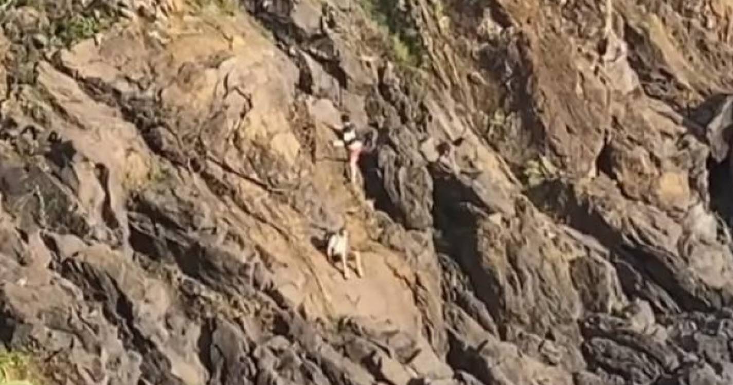 Turistas arriscam-se em abismo na zona da Ponta Gorda (com vídeo)