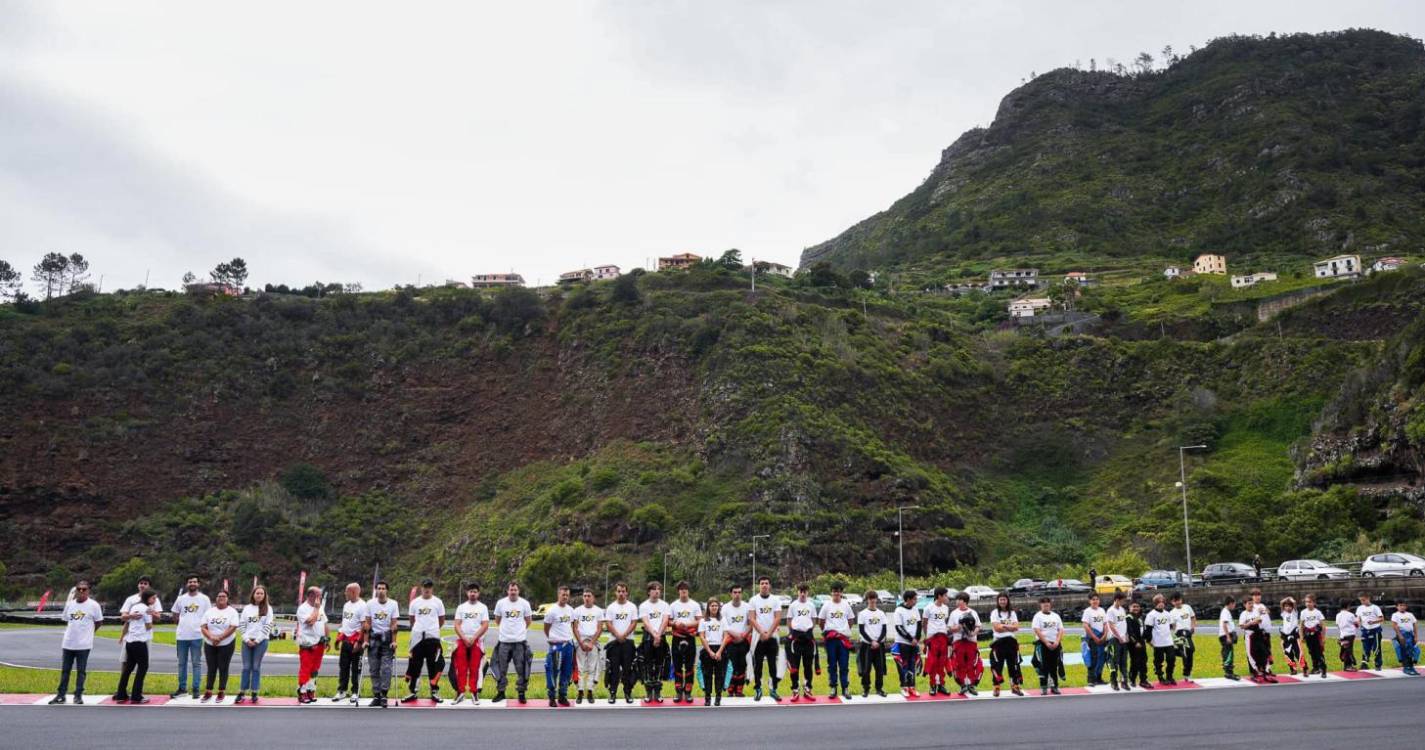 Pilotos do Troféu de Karting prestam homenagem a Pedro Paixão