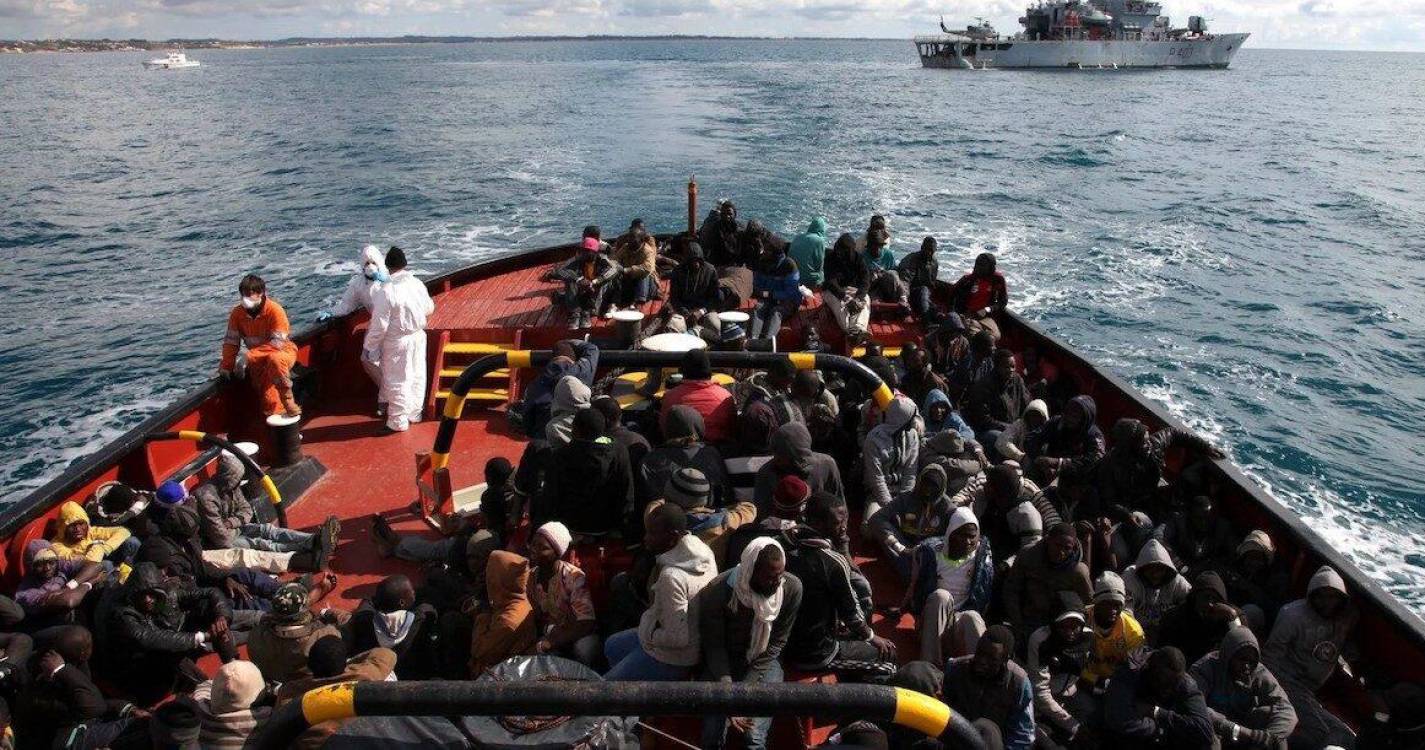 Navio navega com 80 migrantes e dois cadáveres após resgates no Mediterrâneo
