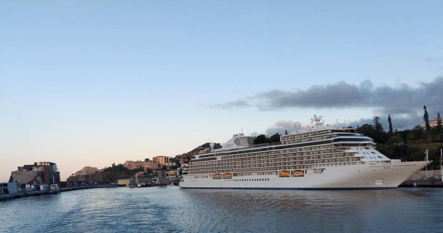 Seven Seas Grandeur faz escala de 11 horas no Funchal