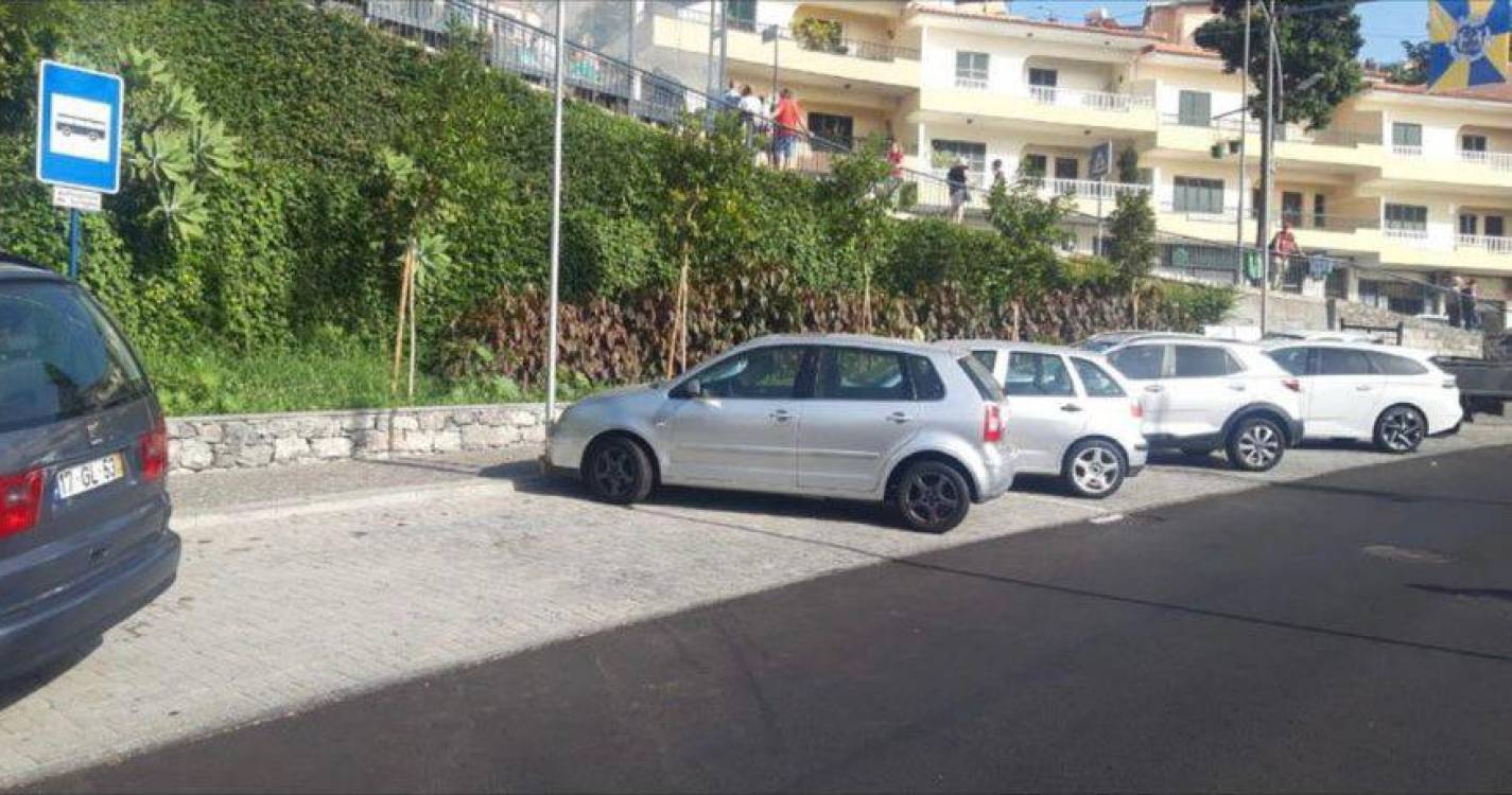 Carros estacionados abusivamente em lugares de autocarros em Câmara de Lobos