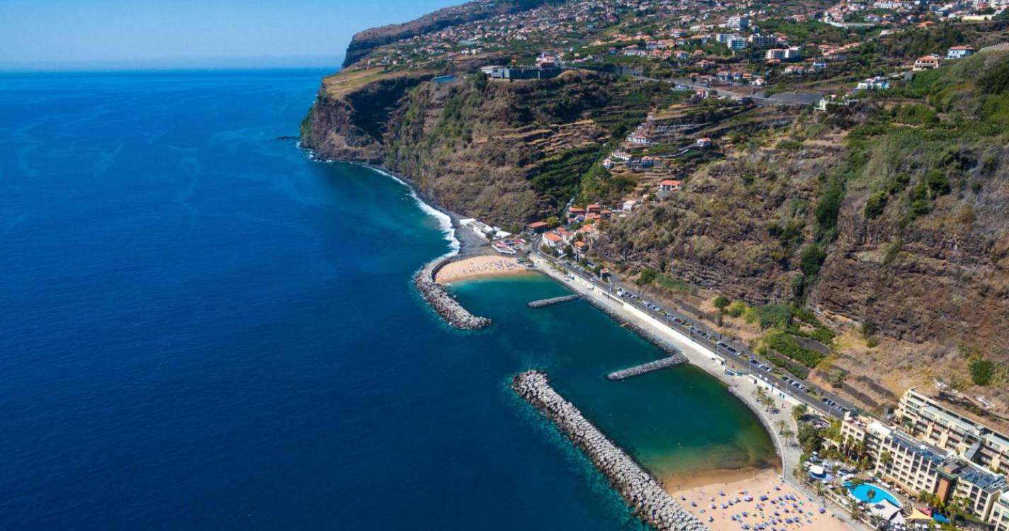 Autarquia assinala 20 anos da Praia da Calheta com rubrica do JM